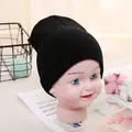 Berretto classico in maglia nera per bambini piccoli in morbido tessuto a coste su modello - Regolabile / Nero