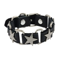 Punk Lederarmband in Schwarz mit silbernen Stern-Nieten und Metallgliedern auf Weiß - Schwarz
