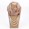 Ethno-Schal aus beigem Chiffon mit mehrlagiger Perlenkette auf einer Schaufensterpuppe - Beige