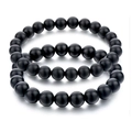 Gros plan détaillé de deux bracelets en perles d'onyx noir mat de 8 mm sur blanc - Noir Mat Lot de 2