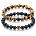 Gros plan de perles noires mates et de perles en œil de tigre sur bracelets élastiques - Oeil de Tigre Noir Mat Agate
