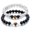 Vue détaillée des bracelets en perles 8mm noir mat et marbre blanc avec pierre oeil de tigre - Howlite Blanche Mat Oeil de Tigre
