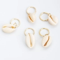 Détail de cinq créoles dorées avec pendentifs en coquillage naturel blanc crème - Or (6263)