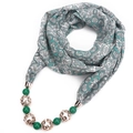Dettaglio di sciarpa in chiffon paisley con perline verdi e sfere metalliche dorate - Verde