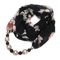 Dettaglio della sciarpa collana in chiffon floreale con perle nere e sfere di metallo - Nero