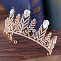Dettaglio corona dorata vintage con strass a goccia su un libro d'epoca - Oro / Zirconia Bianca