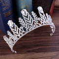 Dettaglio corona da sposa argento con cristalli e foglie su libri antichi in legno scuro - Argento / Zirconia Bianca