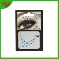 Detail von blauen und irisierenden Strasssteinen auf weißer Karte für Augen-Make-up - Blau
