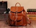 Dettaglio dello zaino in pelle cerata marrone con coulisse e fibbia in metallo vintage - 30cmx28cmx12cm / Marrone