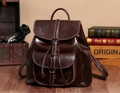 Dettaglio dello zaino in pelle marrone scuro con fibbia in metallo e decoro retrò - 30cmx28cmx12cm / caffè