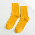 Klassische hellgelbe Baumwollsocken mit vertikalem Rippstrick und elastischem Bund - Einheitsgröße / Gelb