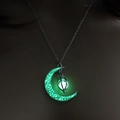 Lichtgevende halve maan hanger ketting met gloeiende kraal op een vrouwelijk model - Geel-Groen Lichtgevend