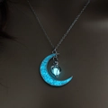 Dettaglio della collana con luna traforata che brilla di luce ciano nell'oscurità - Verde petrolio