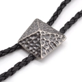 Hammerschlag-Optik Metallschnalle an einer schwarzen geflochtenen Leder-Bolotie-Kordel - Pyramidenmuster Antiksilber