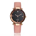 Détail d'une montre en or rose avec bracelet en cuir rose et verre facetté - Rose