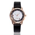 Montre à quartz vintage avec boîtier en or rose et bracelet en cuir noir sur fond blanc - Noir