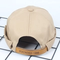 Dettaglio del cappello docker kaki con cinturino in pelle e ricamo di lettere 1986 - Regolabile / Cachi