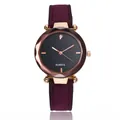 Détail d'une montre en or rose avec cadran diamanté noir et bracelet en daim violet - Violet
