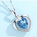 Elegante collana a cuore in argento con cristallo blu e piccoli accenti di pietre chiare - Blu