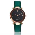 Détail d'une montre à quartz pour femme avec bracelet en daim vert foncé et boîtier or rose - Vert