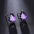 Boucles d'oreilles classiques en cuivre argenté avec zircon violet poire et monture à 3 griffes - Stud boucles d'oreilles / Violet