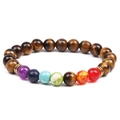 Bracciale in occhio di tigre con sette perle chakra e distanziali dorati su sfondo bianco - Occhio di Tigre Distanziatore Scanalato Oro