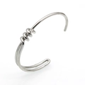 Minimalistischer silberner Knoten-Armreif mit Spiralstruktur aus Metall in 45-Grad-Ansicht - Silber