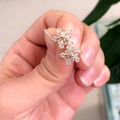 Macro-opname van gouden sneeuwvlok oorbellen met sprankelende witte AAA-zirkonia - Witte Zirconia Champagne Goud