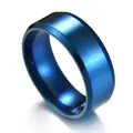 Gros plan d'une bague large minimaliste en acier inoxydable plaqué bleu poli - US 5 / Bleu