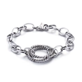 Pulsera de acero de titanio plateado con anillos entrelazados sobre fondo blanco - Pulsera Color Acero Estilo A (KB84625-K)