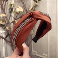 Serre-tête en tissu caramel avec double rangée de strass argentés et bordure large - Rouge Brique