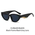 Occhiali da sole cat-eye con montatura nera lucida e decoro metallico dorato - Montatura Nera Lenti Grigio Nero
