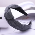 Dunkelgraues gestricktes Stirnband mit Knotendesign und gerippter Stoffstruktur - Grau