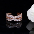 Eleganter roségoldener offener Ring mit funkelnden rechteckigen Zirkonia auf schwarzem Grund - Roségold
