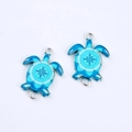 Détail macro de pendentifs tortues en émail bleu pour la création de bijoux DIY - Bleu sarcelle