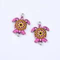Connecteurs tortue rose et jaune avec motifs floraux en émail et anneaux - Rose