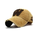 Détail du bord usé et de l'écusson lettre W sur la casquette de baseball en coton délavé - Réglable / Jaune
