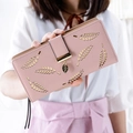 Roze lange damesportemonnee met hol bladpatroon en gouden metalen hanger - Roze