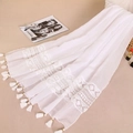 Dettaglio della sciarpa in pizzo bianco con frange di nappe e consistenza leggera - Bianco