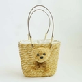 Detalle del bolso de playa de paja con un lindo oso de peluche 3D y lazo marrón elegante - Color Original