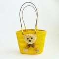 Detalle de bolso de paja amarillo con cara de osito de peluche y adorno de lazo marrón - Amarillo