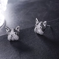 Dettaglio macro degli orecchini a perno Bulldog Francese con cristalli micro-pave - Bulldog Francese