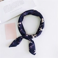 Foulard di seta blu navy con motivi di barboncini rosa e decorazione testuale Hello - Blu Notte Cartone Animato
