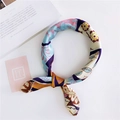 Piccolo foulard in raso con stampa astratta blu e viola e motivi floreali eleganti - Foglie Floreali Colorate