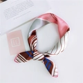 Foulard in seta satinata a righe geometriche rosa e marrone su una scrivania bianca - Rosa Geometrico