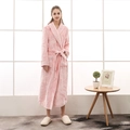 Peignoir en flanelle rose oversize avec poignets à texture gaufre et col châle - M / Rose