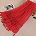 Dettaglio di sciarpa rossa con ricamo in pizzo e lunghe nappe a frangia sul bordo - Rosso