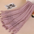 Dettaglio della sciarpa leggera rosa antico con pizzo elegante e nappe decorative - Viola Pelle