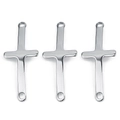 Colgantes de cruz en acero inoxidable plateado con agujeros dobles sobre fondo blanco - 42x16mm/Pack de 10 / Color Acero
