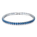 Detaillierte Makroaufnahme der S925 Silber-Schließe und der blauen Tennisarmband-Steine - 1-Reihig Blau Zirkon 4mm / Blau